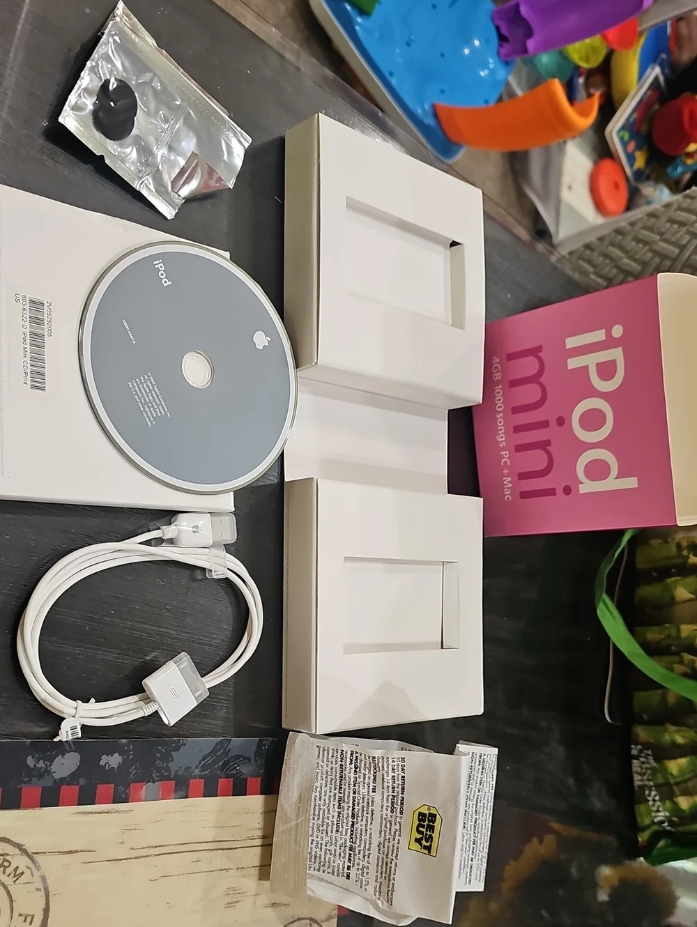 Apple iPod mini Accessory Set with White Cable and Pink Box
